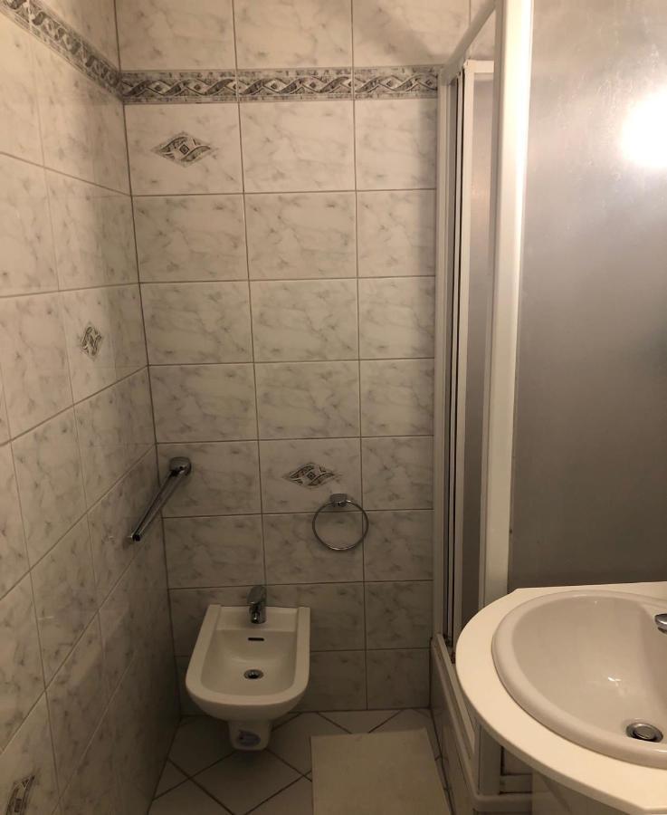 A Private Room In A Shared Apartment Wien Exterior foto