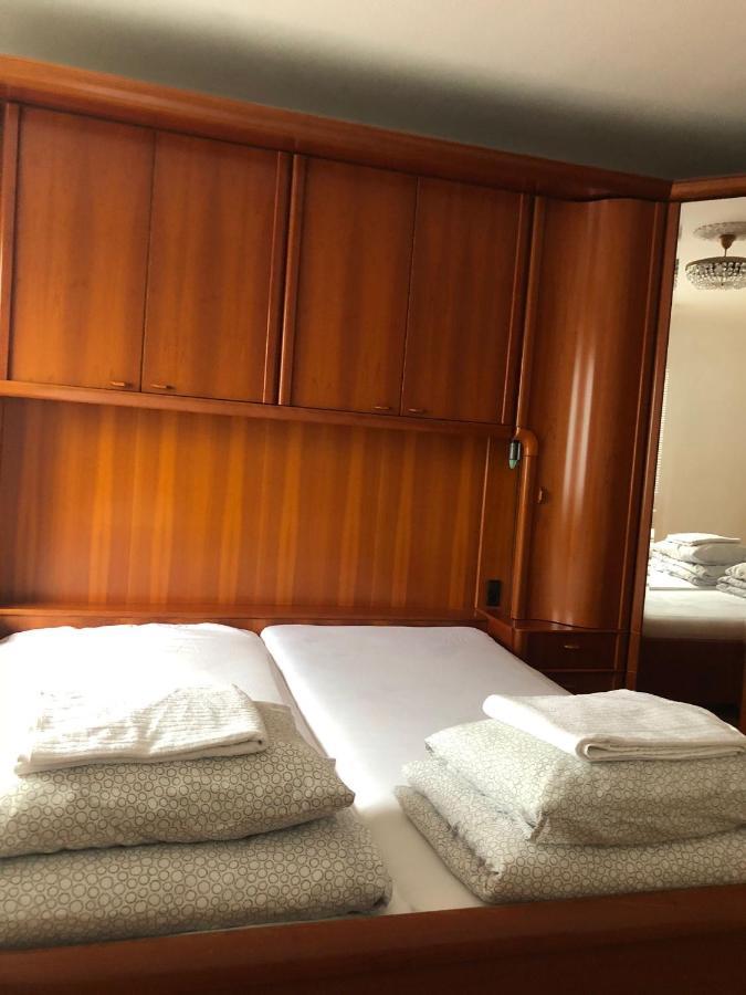 A Private Room In A Shared Apartment Wien Exterior foto